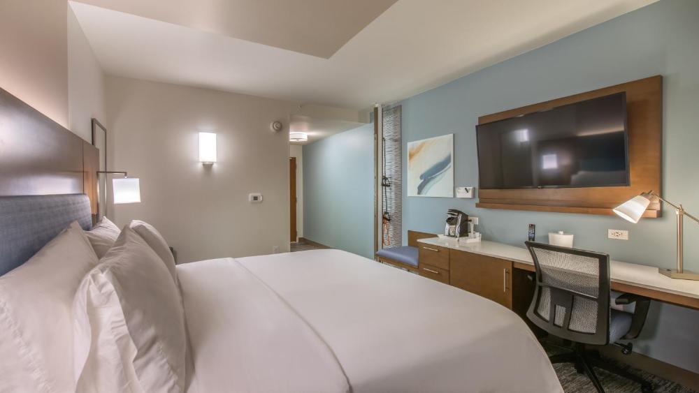 King Room with Skyline View - Non-Smoking interior